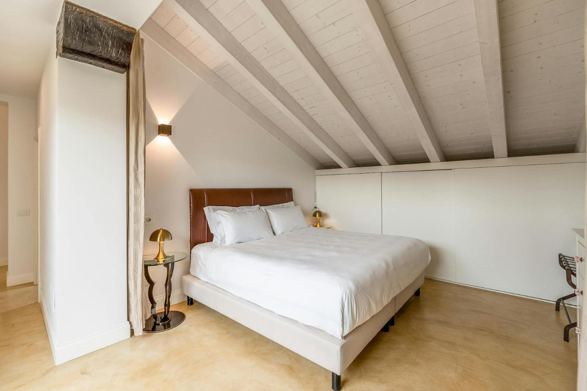 Readmyhostprofile! Luxury 4 Bedroom Penthouse Near Duomo Apartment Milan