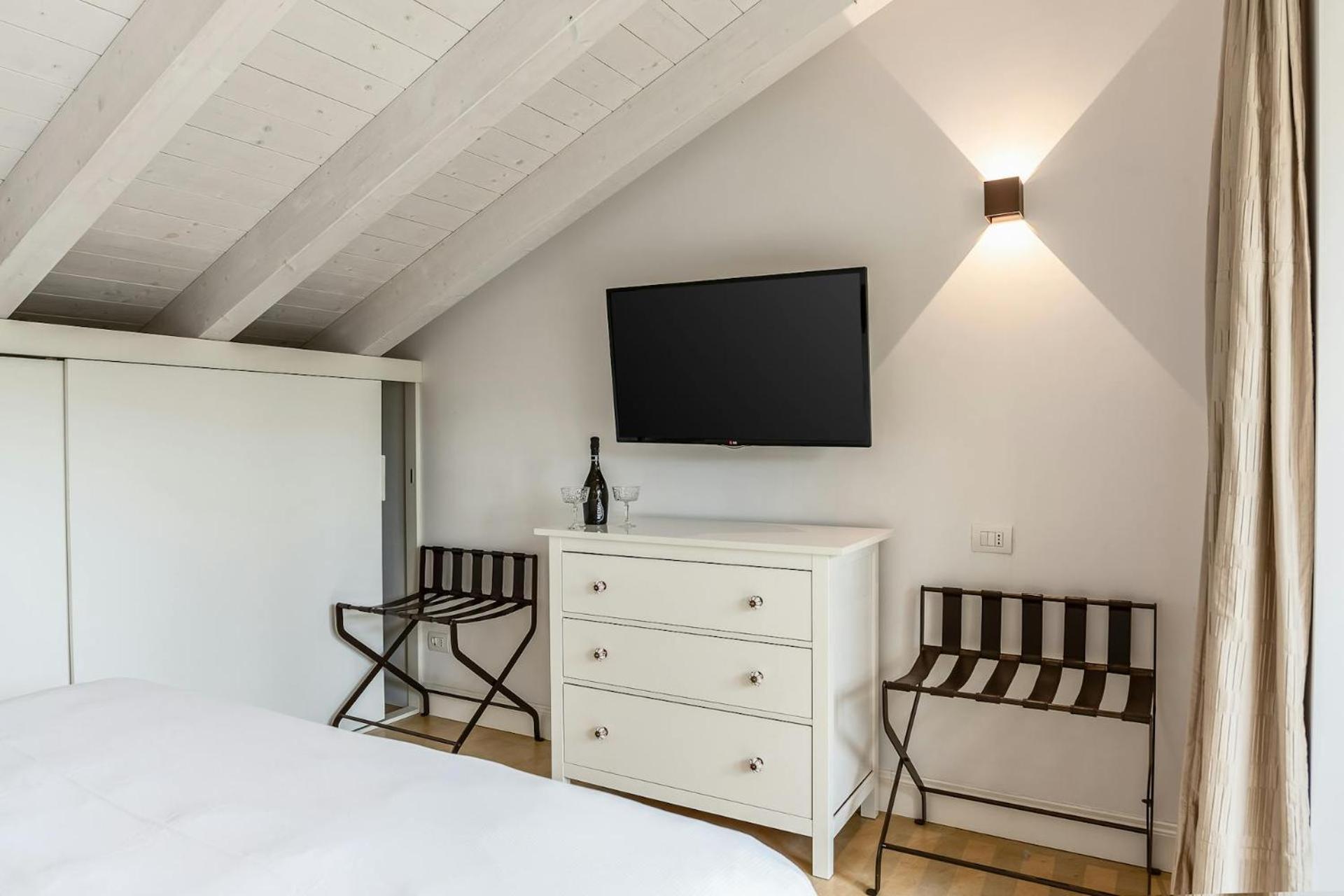 Readmyhostprofile! Luxury 4 Bedroom Penthouse Near Duomo *