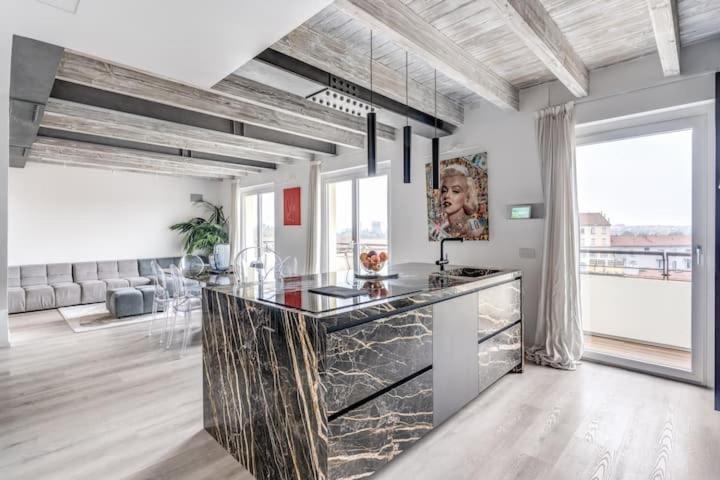 Readmyhostprofile! Luxury 4 Bedroom Penthouse Near Duomo Apartment