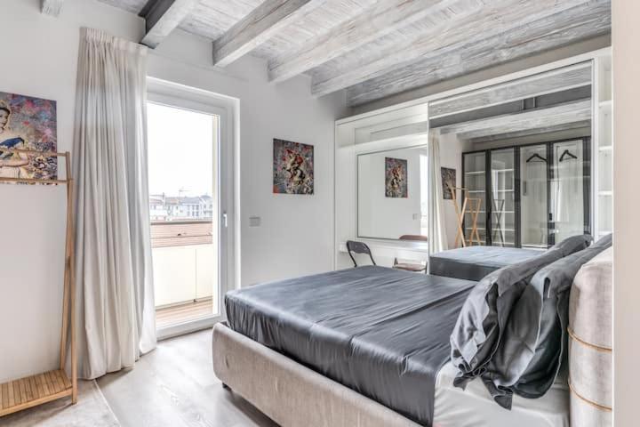 Readmyhostprofile! Luxury 4 Bedroom Penthouse Near Duomo Apartment *